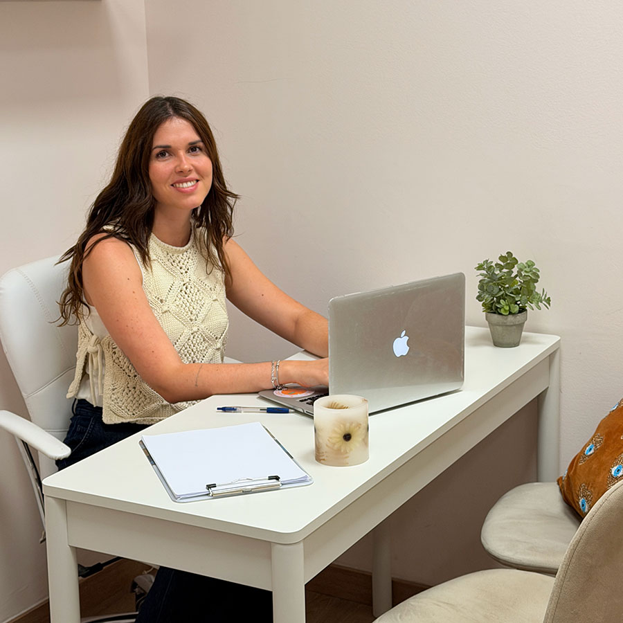 Alba García-Heras, psicóloga especializada en trauma, apego y terapia EMDR